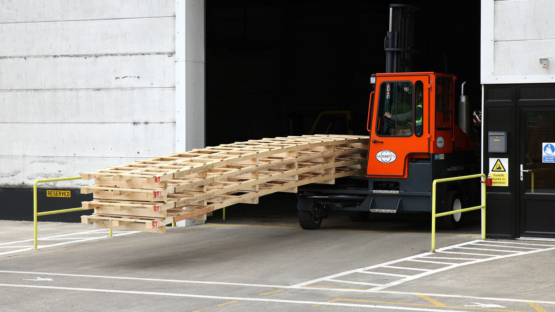 transporting very long pallets to lorry